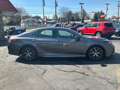 2022 Toyota Camry Hybrid SE