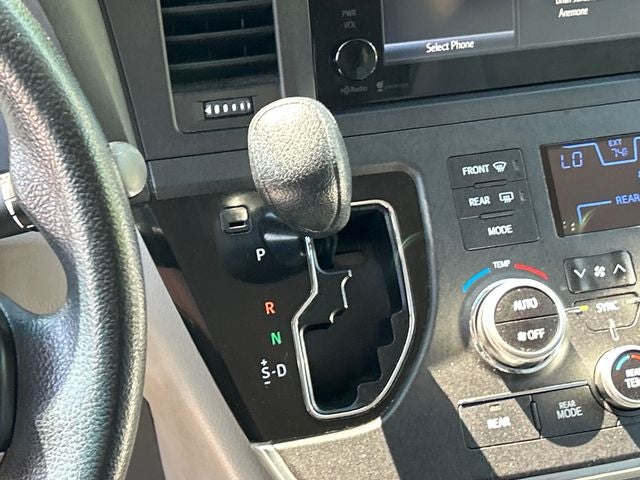 2015 Toyota Sienna LE 8 Passenger