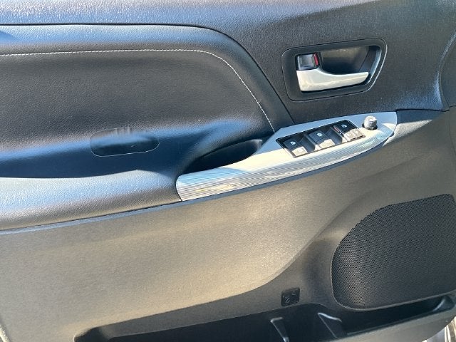 2015 Toyota Sienna SE 8 Passenger