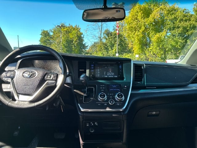 2015 Toyota Sienna SE 8 Passenger