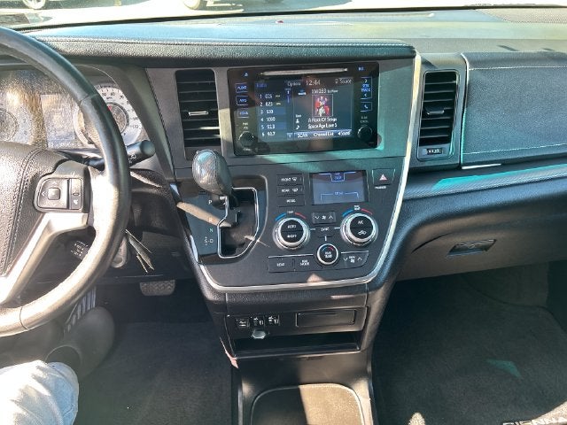 2015 Toyota Sienna SE 8 Passenger